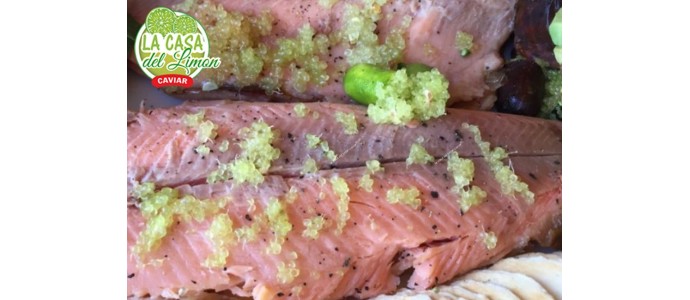 La receta de salmón con pimienta de Sichuan y caviar de limón