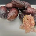 Hoy también cosechamos caviar de limón variedad CRYSTAL RED PEARL SUNROJO. Es cautivador, con un aroma ligeramente amaderado. Sus perlas son muy afrutadas y fáciles de expulsar. Un capricho con postres y chocolates. A la venta en nuestro sitio www.lacasadelimon.com 🌱

Aujourd'hui, nous récoltons aussi le citron caviar variété CRYSTAL RED PEARL SUNROJO. Il est envoûtant, avec un parfum de zest un peu boisé. Ses perles sont très fruitées et faciles à expulser. Un régal avec les desserts et chocolats. En vente sur notre site www.lacasadelimon.com 🌱

#fingerlime #caviardelimon #caviarcitricos. #limoncaviar #citroncaviar